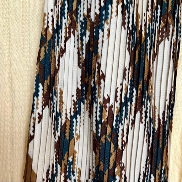 Abigail Creations Elegant Square Pleated Scarf - Picture 3 of 4